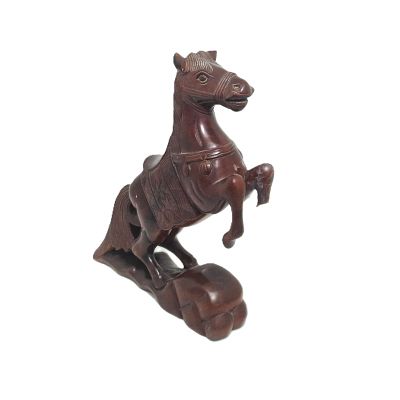 סוס מפוסל בעץ. פריט מיוחד של סוס צוהל. לרגל השמאלית שלו חסרה חתיכה.. 
גובה - 26 ס"מ 
אורך התחתית 