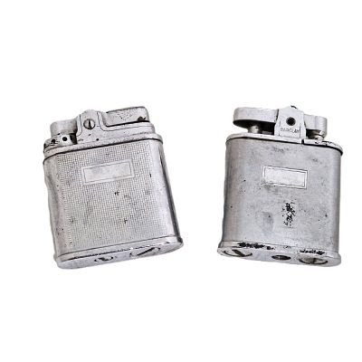 שני מצתים על בנזין. גובה המצתים - 5.5 ס"מ 
רוחב - 4 ס"מ 
באחד מהם יש נקב קטן בציפוי המצת 
עשוי ניקל