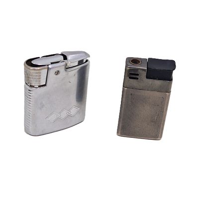 שני מצתים וינטג'. האחד מיוצר באנגליה RONSON 
אורך - 5 ס"מ 
רוחב - 5 ס"מ 
המצת השני מיוצר בגרמניה 