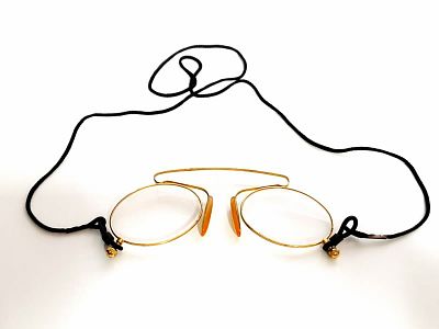 זוג משקפיים עתיקות . לאספני המשקפיים, זוג משקפיים מיוחדות בתוך קופסת פלסטיק שטוחה המתאימה בדיוק 