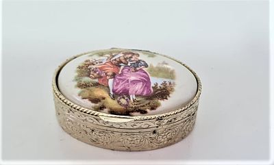 קופסה לכדורים . קופסה אובלית לכדורים מיוחדת עם עבודת ציור אומנותית על מכסה הקופסה. 
אורך הקופסה 