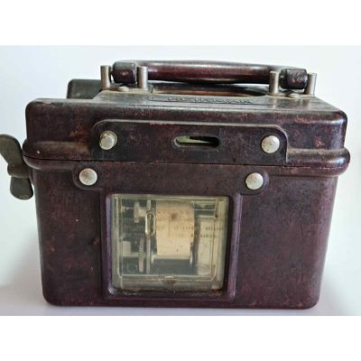 שעון מדידה רישמי לתחרות יונים. שעון מדידה מכני מדגם HRINAN במצב מצויין אך תקינותו לא נבדקה. שימש 