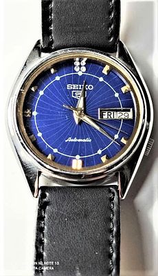 שעון לאישה SEIKO. שעון SEIKO יפיפה, מיקום הספרות בוהק עם תבליטים בצבע זהב ובמקום הספרה 12 ישנם 