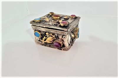 קופסה פרסית משובצת. קופסה פרסית להרחה או לתכשיטים משובצת אבני חן. עשויה מתכת. 
אורך ורוחב - 6.5 