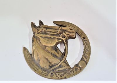 קישוט דקורטיבי של פרסה וסוס מפליז. פרסת סוס וראש סוס..וינטג' משנות ה 60. 
קוטר - 13 ס"מ