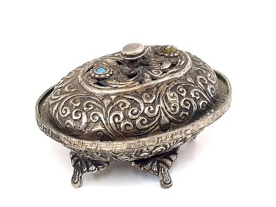 קערת מתכת יפייפיה מעוצבת ומעוטרת וינטג'. קופסת מתכת דקורטיבית וינטג', עבודת תבליט מדויקת ובמכסה 