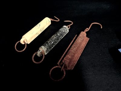 שלוש משקולות ישנים. משקולות לשקילת ככל הנראה בשר , המשקלות רוסיים. האחד ניתן לשקול עד 6 ק"ג 