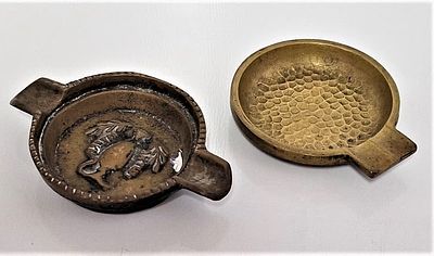 שתי מאפרות נדירות חתומות. המאפרה הראשונה חתומה - HAKULI למאפרה תבליט של כד מרשים וכתוב מדינת 