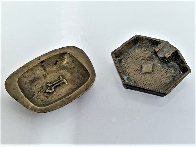 שתי מאפרות עבודת יד. הראשונה בצורת משושה ( מזכירה אס מהקלפים ) אורך רוחב 6.5. עשויה פליז. 