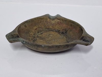 מאפרה יצוקה חתומה. המאפרה עשויה מפליז יצוק . קוטר 10. כתוב בתחתית המאפרה שהיא מיוצרת בישראל. 