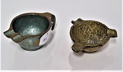 שתי מאפרות מעוגלות. המאפרה הראשונה חתומה DAYAGI , תוצרת הארץ. קוטר 5.5, גובה 3.5 
השנייה קוטר 