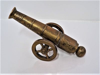 תותח ישן לנוי למשרד. תותח עשוי מפליז ישן עבודת יד כבד. 
אורכו: 17ס"מ, רוחב כולל הגלגלים: 6.5 ס"מ