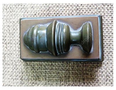 משקולת אבן עתיקה מצופה בנחושת שימשה ככל הנראה כמשקולת למסמכים. מידות : 9.5x5.5x3.5 ס"מ