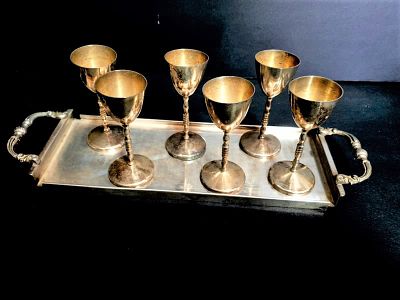 סט 6 כוסיות מתכת מוכספת ישן. סט אירופאי ישן של 6 כוסיות בגובה 9.5 ס''מ + מגש 27X11 ס''מ (לא כולל 