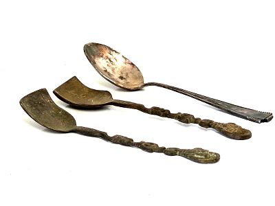 שלוש כפיות ישנות . שתי כפיות מיוחדות עם חריטה הדומה למגן דוד קטן/כוכב. 
ידית הכפית עשוייה 