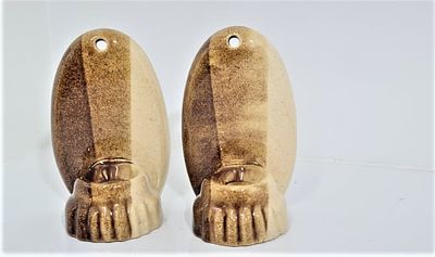 פריט דקורטיבי להדלקת נר. שני פריטים עשויים חמר מצופים בגלזורה מבריקה מעוצבת בגווני חום.. 
לתליה 