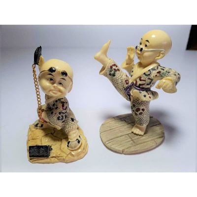 שתי דמויות בתנועת קרטה. שתי דמויות של ילדים בתנועת קרטה. יציקת פלסטיק. עבודה מרשימה מאוד. גובה 