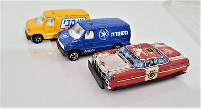 לוט של 3 מכוניות וינטג' משנות 2003-2004 לערך. מכוניות וינטג' עשויות מתכת והאחת מפח ( מכונית 