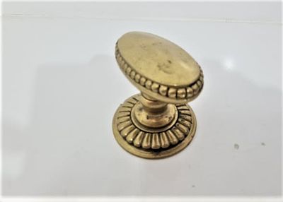 ידית דקורטיבית לדלת הזזה. ידית לדלת הזזה..ווינטג' מברונזה 
קוטר - 6.5 ס"מ 
תוצרת לונדון. חתום.