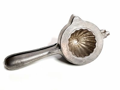 מכשיר אלומיניום ישן לסחיטת מיץ לימון. לאספני רטרו - מכשיר אלומיניום ישן לסחיטת מיץ לימון בקוטר 9 