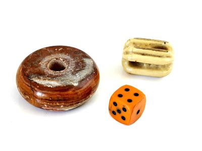 שני חרוזים וקוביה ישנים. לוט פריטים ישן, . מבודד מתח גבוה עתיק (מתחילת המאה )למניעת התחשמלות 