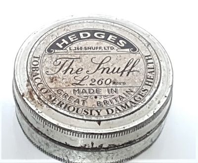 קופסה עגולה ישנה ממתכת לטבק.. קוטר - 6 ס"מ, גובה - 2 ס"מ.