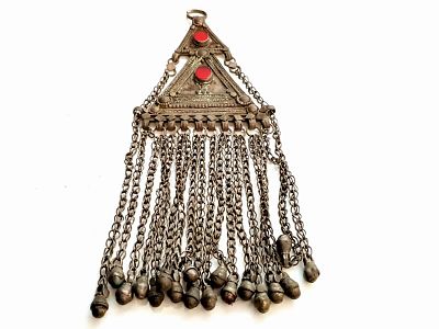 תליון עתיק בדואי לנוי מכסף נמוך. תליון בדואי ישן מאוד משובץ זכוכית אדומה , עבודת יד ישנה מאוד 