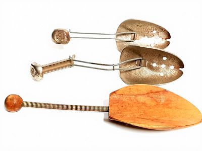 לוט 3 מרחיבי נעלים. לוט מענין של 3 מרחיבי נעליים .שניים מתכת והאחד מהם מעץ. אורכם 30 ס"מ. רוחב 9 ס"מ