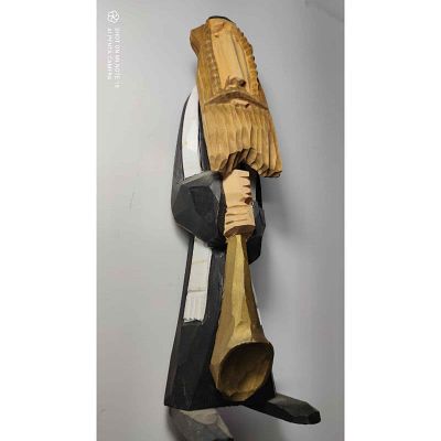 חסיד מנגן בסקסופון. עבודת אומנות בעץ מדוייקת ויפה של חסיד מנגן בסקסופון. גובה: 29ס"מ.