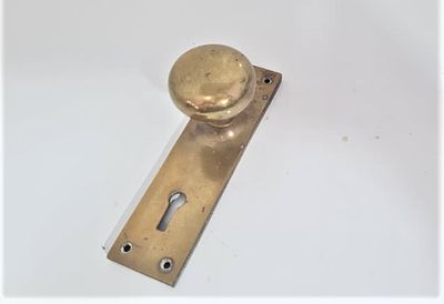 ידית דקורטיבית לדלת מפליז. ידית דקורטיבית, 
אורך - 15.5 ס"מ 
רוחב - 4 ס"מ.