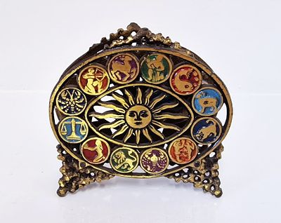 מחזיק מפיות OPPENHEIM. מחזיק למפיות תוצרת ישראל וינטג'. חברת OPPENHEIM 
גובה - 10 ס"מ רוחב - 12 ס"מ