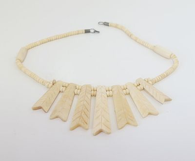 שרשרת עבודת יד ישנה. שרשרת עשויה עצם , עבודה מיוחדת. 
אורך -46 ס"מ