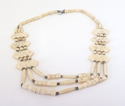 שרשרת שבטית עבודת יד. שרשרת עשויה מעצם , עבודת יד. 
אורך - 54 ס"מ