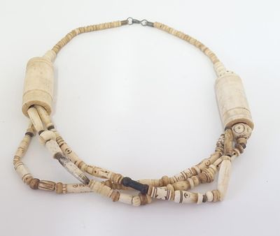 שרשרת שבטית ישנה. שרשרת עשויה עצם , עבודת יד . 
אורך - 55 ס"מ