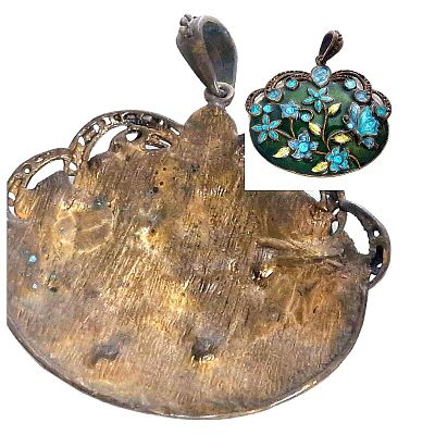 תליון בעיצוב פרחים מרשים ובעל נוכחות מרשימה. תליון מתכת ככל הנראה נחושת מצופה בעבודת אמייל 