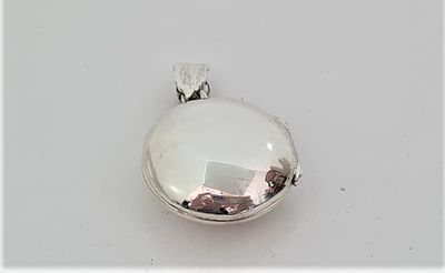 תליון כסף. תליון עשוי כסף 925 חתום, נפתח לשניים. ניתן לשים תמונה קטנה או לכדורים.. 
קוטר - 2 ס"מ