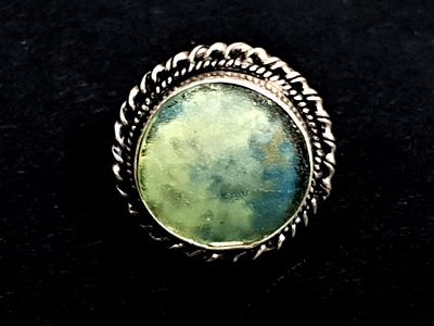 טבעת עם שיבוץ זכוכית רומית ישנה. טבעת כסף משובצת בזכוכית רומית ישנה עגולה ומיוחדת . 
גודל 56