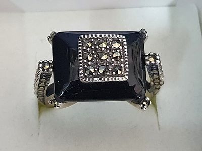 טבעת כסף בשיבוץ אוניקס. טבעת בשיבוץ אבן שחורה אוניקס מוגבהת מיוחדת במינה וסביבה משובצות מרקיזטות 