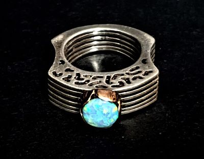 טבעת כסף מיוחדת משובצת באבן אופל. טבעת בעבודת ניסור מדויקת, מורכבת משש טבעות זהות זו לזו כולל 