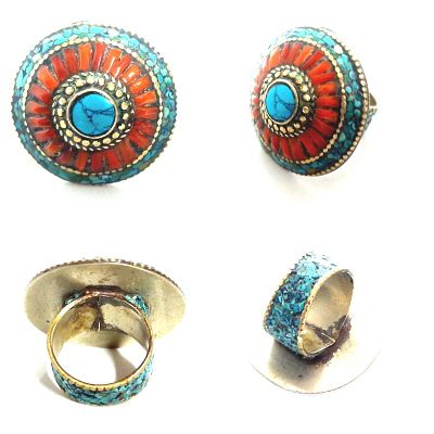 טבעת טיבטית ככל הנראה. מרשימה ובעלת נוכחות. טבעת גדולה ומרשימה עבודת יד משובצת כולה באבני קורל 