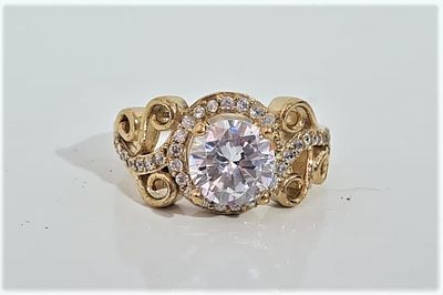 טבעת כסף משובצת. טבעת כסף חתומה 925 , מצופה במיי זהב משובצת זקרונים. 
טבעת קלאסית במראה מאוד 