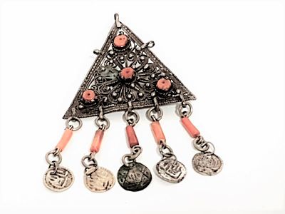 תכשיט תימני מקורי ישן. תכשיט תימני מקורי עבודת יד משולב קורלים עתיקים...משמש כתליון וכסיכה . 