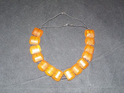 צמיד מחרוזי ענבר רוסי איכותי מורכב מ 14 יחידות של ענבר