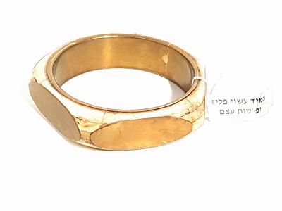 צמיד פליז עם פיסות עצם. צמיד פליז ופיסות עצם וינטג' מאוד אופנתי. קוטר פנימי 6.5 ס"מ