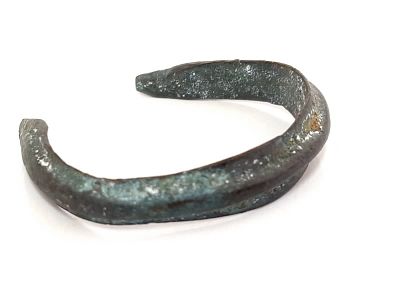 צמיד עתיק. צמיד עבודת יד עשוי ברונזה ישנה. 
קוטר - 5.5 ס"מ