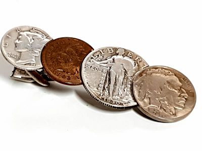 סיכת עניבה ישנה משולבת מטבעות. סיכת עניבה משולבת מטבעות, 4 מטבעות אמריקאים 3 מתוכן עשויות מכסף. 