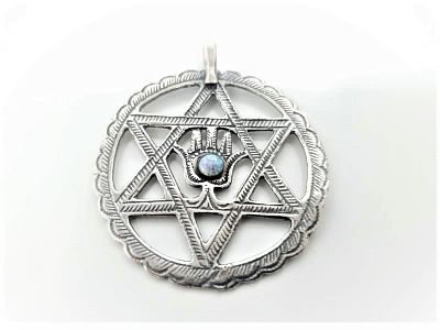 תליון מגן דוד כסף משובץ אופל. תליון כסף מגן דוד ובתוכו חמסה משובצת באבן אופל קבושון. תליון מרשים 