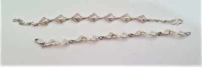 שני צמידי כסף. שני צמידים מכסף. 
האחד דמיות של מעודדות . אורך -16 ס"מ 
השני בצורת פעמונים. אורך 