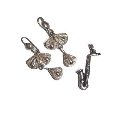 זוג עגילים ותליון של סקסופון עשויים כסף. זוג עגילי כסף משקל - 3.3 גר' אורך כל עגיל - 4 ס"מ 