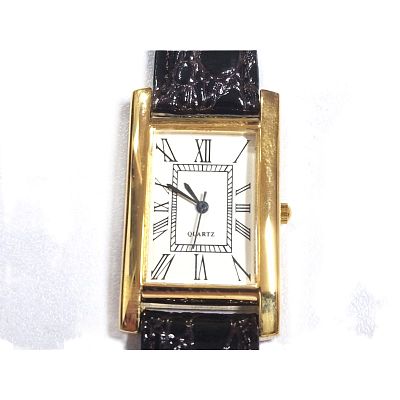 שעון מעוצב לנשים. שעון אלגנטי , רצועת עור 
לוח מלבני -3 ס"מ, 2.5 ס"מ QUARTZ 
יש לשים סוללה.